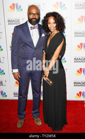 Mara Brock Akil (R) et Salim Akil arrivent à la 43ème NAACP Image Awards au Shrine Auditorium à Los Angeles le 17 février 2012. UPI/Danny Moloshok Banque D'Images