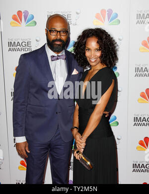 Mara Brock Akil (R) et Salim Akil arrivent à la 43ème NAACP Image Awards au Shrine Auditorium à Los Angeles le 17 février 2012. UPI/Danny Moloshok Banque D'Images