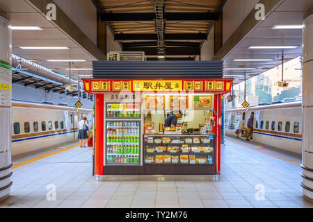 Tokyo, Japon - 27 Avril 2018 : une petite épicerie sur une plate-forme d'un train à grande vitesse Shinkansen japonais Banque D'Images