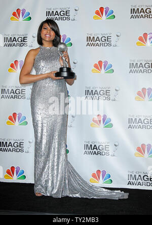 L'actrice Taraji P. Henson détient son prix dans la salle de presse à la 43ème NAACP Image Awards au Shrine Auditorium à Los Angeles le 17 février 2012. UPI/Danny Moloshok Banque D'Images