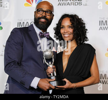 Salim Akil (L) et Mara Brock Akil tenez le Award for Outstanding écrit dans une série de comédie pour 'le jeu' dans la salle de presse à la 43ème NAACP Image Awards au Shrine Auditorium à Los Angeles le 17 février 2012. UPI/Danny Moloshok Banque D'Images