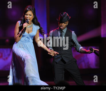 Chanteurs Jennifer Hudson (L) et Ne-Yo effectuer 'Ain't No Mountain High Enough" sur scène lors de la 43ème NAACP Image Awards tenue au Shrine Auditorium à Los Angeles le 17 février 2012. UPI/Jim Ruymen Banque D'Images
