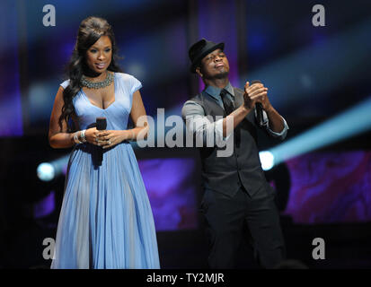 Chanteurs Jennifer Hudson (L) et Ne-Yo effectuer 'Ain't No Mountain High Enough" sur scène lors de la 43ème NAACP Image Awards tenue au Shrine Auditorium à Los Angeles le 17 février 2012. UPI/Jim Ruymen Banque D'Images