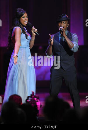 Chanteurs Jennifer Hudson (L) et Ne-Yo effectuer 'Ain't No Mountain High Enough" sur scène lors de la 43ème NAACP Image Awards tenue au Shrine Auditorium à Los Angeles le 17 février 2012. UPI/Jim Ruymen Banque D'Images