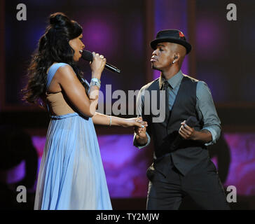 Chanteurs Jennifer Hudson (L) et Ne-Yo effectuer 'Ain't No Mountain High Enough" sur scène lors de la 43ème NAACP Image Awards tenue au Shrine Auditorium à Los Angeles le 17 février 2012. UPI/Jim Ruymen Banque D'Images