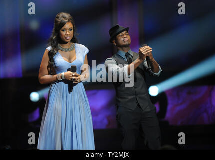 Chanteurs Jennifer Hudson (L) et Ne-Yo effectuer 'Ain't No Mountain High Enough" sur scène lors de la 43ème NAACP Image Awards tenue au Shrine Auditorium à Los Angeles le 17 février 2012. UPI/Jim Ruymen Banque D'Images