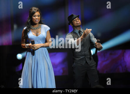 Chanteurs Jennifer Hudson (L) et Ne-Yo effectuer 'Ain't No Mountain High Enough" sur scène lors de la 43ème NAACP Image Awards tenue au Shrine Auditorium à Los Angeles le 17 février 2012. UPI/Jim Ruymen Banque D'Images