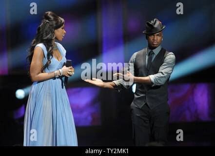 Chanteurs Jennifer Hudson (L) et Ne-Yo effectuer 'Ain't No Mountain High Enough" sur scène lors de la 43ème NAACP Image Awards tenue au Shrine Auditorium à Los Angeles le 17 février 2012. UPI/Jim Ruymen Banque D'Images