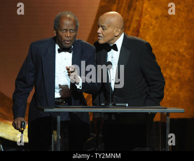 Les présentateurs Sidney Poitier (L) et Harry Belafonte parler sur scène lors de la 43ème NAACP Image Awards tenue au Shrine Auditorium à Los Angeles le 17 février 2012. UPI/Jim Ruymen Banque D'Images