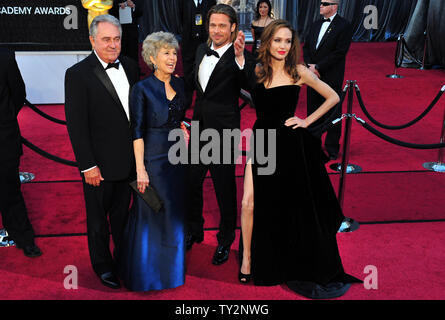 Alvin William Pitt, Jane Pitt, Brad Pitt et Angelina Jolie arrivent sur le tapis rouge à la 84e soirée des Oscars à Hollywood et les Highlands Center dans la section Hollywood de Los Angeles le 26 février 2012. UPI/Kevin Dietsch Banque D'Images