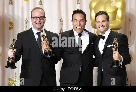 TJ Martin, Dan Lindsay et Richard Middlemas célèbre après avoir remporté l'Oscar du meilleur film documentaire pour 'Backstage' invaincu durant la 84e Academy Awards dans la section Hollywood de Los Angeles le 26 février 2012. UPI/Phil McCarten Banque D'Images