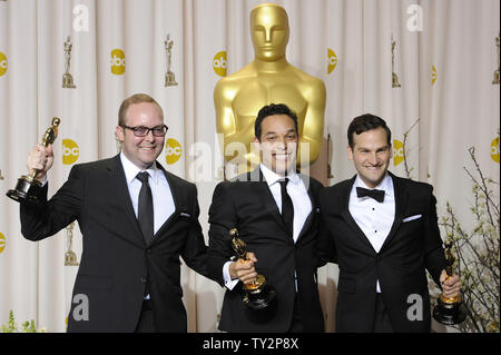 TJ Martin, Dan Lindsay et Richard Middlemas célèbre après avoir remporté l'Oscar du meilleur film documentaire pour 'Backstage' invaincu durant la 84e Academy Awards dans la section Hollywood de Los Angeles le 26 février 2012. UPI/Phil McCarten Banque D'Images