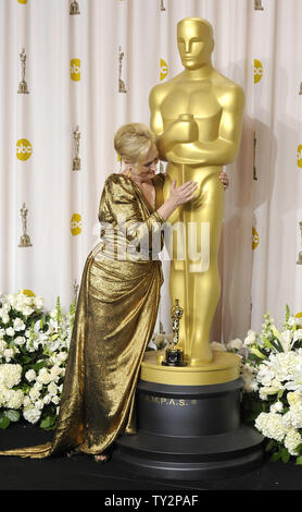 Meryl Streep hugs une statue après avoir remporté l'Oscar de la meilleure actrice pour son rôle dans "backstage" au cours de la 84e Academy Awards dans la section Hollywood de Los Angeles le 26 février 2012. UPI/Phil McCarten Banque D'Images