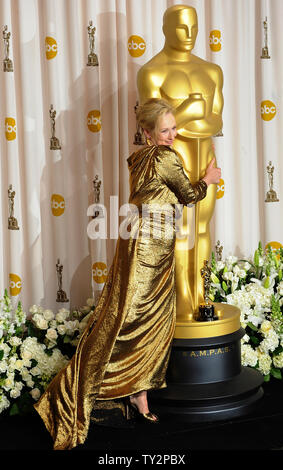 Meryl Streep reste à la statue d'Oscar après l'abaissement de la meilleure actrice Oscar pour le film 'La Dame de fer', tandis qu'en coulisses lors de la 84ème cérémonie des oscars à Hollywood et les Highlands Center à Los Angeles le 26 février 2012. UPI/Jim Ruymen Banque D'Images