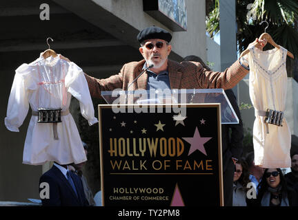 L'auteur David Mamet contient jusqu'accessoires comme il introduit acteurs Felicity Huffman et William H. Macy au cours d'une cérémonie de dévoilement double les honorer avec le 2,463ème et 2,464ème étoile sur le Hollywood Walk of Fame à Los Angeles le 7 mars 2012. UPI/Jim Ruymen Banque D'Images