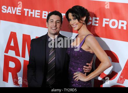 Acteurs Jason Biggs (L) et Shannon Elizabeth, acteurs dans la motion picture comédie romantique 'American Reunion', assister à la première du film au Grauman's Chinese Theatre dans la section Hollywood de Los Angeles le 19 mars 2012. UPI/Jim Ruymen Banque D'Images