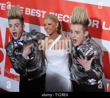 L'actrice Tara Reid, un acteur dans la comédie romantique film 'American Reunion', assiste à la première du film avec des chanteurs Edward Grimes et John Grimes au Grauman's Chinese Theatre dans la section Hollywood de Los Angeles le 19 mars 2012. UPI/Jim Ruymen Banque D'Images