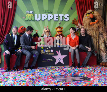 Chambre de commerce de Hollywood CHEF Leron Gubler, président de Walt Disney Studios Ross riche, Lisa Henson et Sean Henson (L-R) assister à la cérémonie de dévoilement d'honorer inimitable Muppets Les Muppets avec le 2,466ème étoile sur le Hollywood Walk of Fame à Los Angeles le 20 mars 2012. UPI/Jim Ruymen Banque D'Images