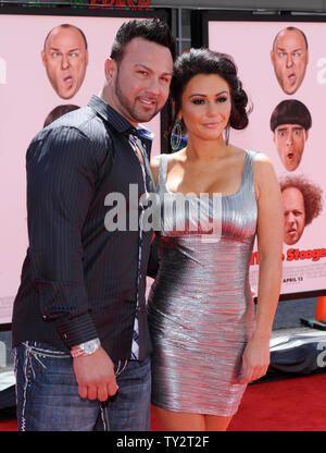 L'actrice Jenni "JWoww" Farley et son petit ami Roger Matthews assister à la première de the motion picture comédie 'Les trois Stooges', au Grauman's Chinese Theatre dans la section Hollywood de Los Angeles le 7 avril 2012. UPI/Jim Ruymen Banque D'Images