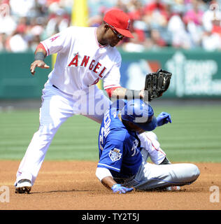 Los Angeles Angels shortstop Erick Aybar (2) tags à Kansas City Royals shortstop Alcides Escobar (2) voler la deuxième base en première manche au Angel Stadium à Anaheim, Californie le 8 avril 2012. Les Royals a gagné 7-3. UPI/Lori Shepler. Banque D'Images