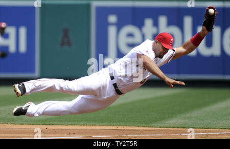 Los Angeles Angels premier but Albert Pujols s'arrête une balle frappée par l'arrêt-court des Royals de Kansas City, Alcides Escobar dans la troisième manche au Angel Stadium à Anaheim, Californie le 8 avril 2012. Les Royals a gagné 7-3. UPI/Lori Shepler Banque D'Images