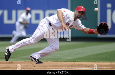 Los Angeles Angels premier but Albert Pujols s'arrête une balle frappée par l'arrêt-court des Royals de Kansas City, Alcides Escobar dans la troisième manche au Angel Stadium à Anaheim, Californie le 8 avril 2012. Les Royals a gagné 7-3. UPI/Lori Shepler. Banque D'Images