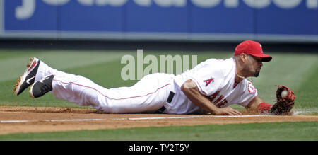 Los Angeles Angels premier but Albert Pujols s'arrête une balle frappée par l'arrêt-court des Royals de Kansas City, Alcides Escobar dans la troisième manche au Angel Stadium à Anaheim, Californie le 8 avril 2012. Les Royals a gagné 7-3. UPI/Lori Shepler Banque D'Images