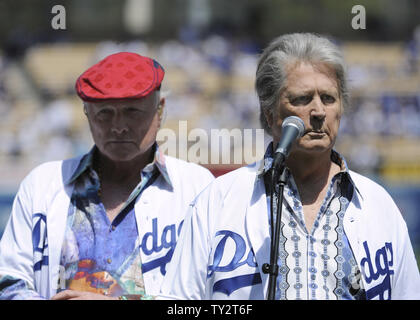 Brian Wilson (R) et Mike Love des Beach Boys préparez-vous à chanter devant les Dodgers de Los Angeles jouer les Pirates de Pittsburgh le jour d'ouverture pendant le 50e anniversaire de Dodger Stadium à Los Angeles le 10 avril 2012. UPI Photo/ Phil McCarten Banque D'Images