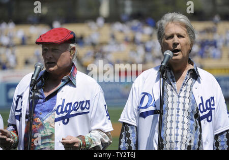 Brian Wilson (R) et Mike Love des Beach Boys chanter devant les Dodgers de Los Angeles jouer les Pirates de Pittsburgh le jour d'ouverture pendant le 50e anniversaire de Dodger Stadium à Los Angeles le 10 avril 2012. UPI Photo/ Phil McCarten Banque D'Images