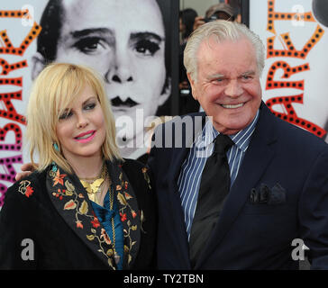 L'acteur Robert Wagner (R) et sa fille Katie Wagner assister le TCM Classic Film Festival soirée d'ouverture première de la 40e anniversaire de la restauration de la motion picture drama musical, "Cabaret" au Grauman's Chinese Theatre dans la section Hollywood de Los Angeles le 12 avril 2012. UPI/Jim Ruymen Banque D'Images