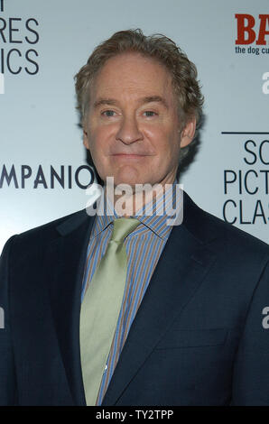 L'acteur Kevin Kline, un acteur dans la motion picture drama 'Darling Companion", assiste à la première du film à l'Egyptian Theatre dans la section Hollywood de Los Angeles le 17 avril 2012. UPI/Jacqui Wong Banque D'Images