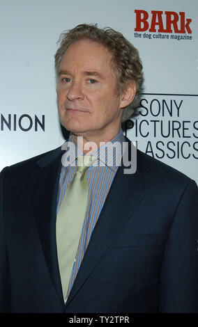 L'acteur Kevin Kline, un acteur dans la motion picture drama 'Darling Companion", assiste à la première du film à l'Egyptian Theatre dans la section Hollywood de Los Angeles le 17 avril 2012. UPI/Jacqui Wong Banque D'Images