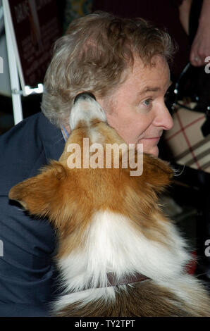 L'acteur Kevin Kline et Kasey, un acteur dans la motion picture drama 'Darling Companion", assiste à la première du film à l'Egyptian Theatre dans la section Hollywood de Los Angeles le 17 avril 2012. UPI/Jacqui Wong Banque D'Images