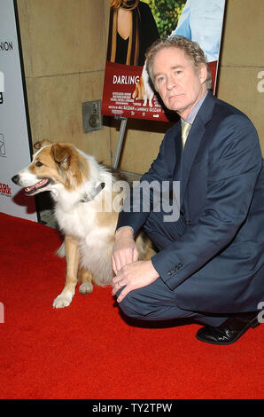 L'acteur Kevin Kline et Kasey, un acteur dans la motion picture drama 'Darling Companion", assiste à la première du film à l'Egyptian Theatre dans la section Hollywood de Los Angeles le 17 avril 2012. UPI/Jacqui Wong Banque D'Images