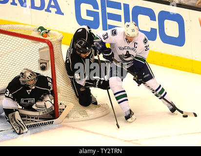 Le gardien des Kings de Los Angeles Jonathan Quick (32) défend l'objectif en tant que joueur des Kings de Los Angeles Doughty Drew (8) défend Centre Vancouver Canucks Henrik Sedin (33) au cours de la première période de jeu 4 de leur conférence de l'ouest de la LNH La première ronde de la série éliminatoire au Staples Center de Los Angeles le 18 avril 2012. UPI/Jayne Kamin-Oncea Banque D'Images