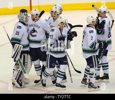 L'aile droite des Canucks de Vancouver Zack Kassian (9) accueille le gardien des Canucks de Vancouver Schneider Cory (35) à la fin de la partie 4 de la Conférence de l'ouest de la LNH La première ronde de la série éliminatoire au Staples Center de Los Angeles le 18 avril 2012. Les Canucks de Vancouver a gagné le match 3-1 comme Los Angeles Kings mènent la série 3 jeux à 1. UPI/Jayne Kamin-Oncea Banque D'Images
