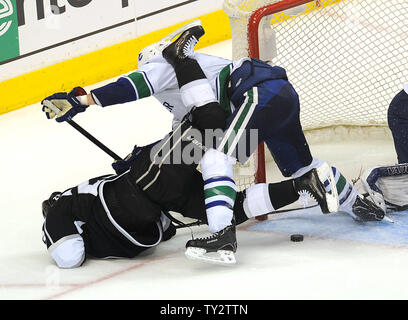 Centre Ryan Kesler des Canucks de Vancouver (17) est appelé pour l'ébauche sur les Kings de Los Angeles, aile droite Dustin Brown (23) dans la troisième période de jeu 4 de la Conférence de l'ouest de la LNH La première ronde de la série éliminatoire au Staples Center de Los Angeles le 18 avril 2012. Les Canucks de Vancouver a gagné le match 3-1 comme Los Angeles Kings mènent la série 3 jeux à 1. UPI/Jayne Kamin-Oncea Banque D'Images