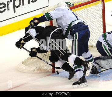 Centre Ryan Kesler des Canucks de Vancouver (R) est appelé pour l'ébauche sur les Kings de Los Angeles, aile droite Dustin Brown (23) dans la troisième période de jeu 4 de la Conférence de l'ouest de la LNH La première ronde de la série éliminatoire au Staples Center de Los Angeles le 18 avril 2012. Les Canucks de Vancouver a gagné le match 3-1 comme Los Angeles Kings mènent la série 3 jeux à 1. UPI/Jayne Kamin-Oncea Banque D'Images