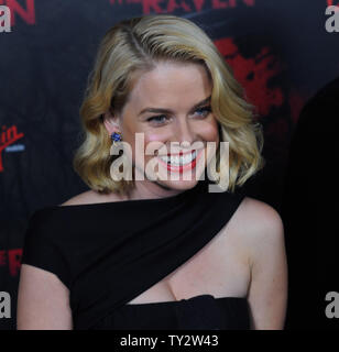 L'actrice Alice Eve, un acteur dans la motion photo mystère thriller 'Le Corbeau', assiste à la première du film au Los Angeles Theatre dans le centre-ville de Los Angeles le 23 avril 2012. UPI/Jim Ruymen Banque D'Images