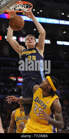 Denver Nuggets point guard Andre Miller (24) dunks sur Los Angeles Lakers center Jordan Hill (27) au cours de la première moitié de jeu 2 de la Conférence de l'Ouest Playoffs au Staples Center de Los Angeles le 1 mai 2012. Photo UPI/Lori Shepler Banque D'Images