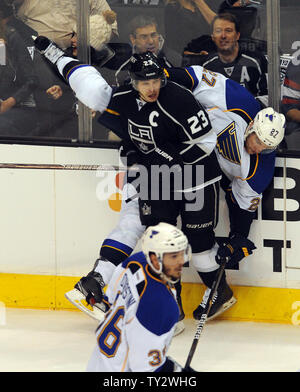 Los Angeles Kings aile droite Dustin Brown (23) contrôle des Blues de Saint-Louis le défenseur Alex Pietrangelo (27) sur les conseils d'administration dans la première période de la demi-finale de conférence de l'ouest de la LNH match au Staples Center de Los Angeles le 3 mai 2012. UPI/Jayne Kamin-Oncea Banque D'Images