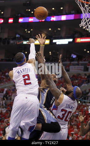 Centre de Memphis Grizzlies Marreese Speights (5) tire sur Los Angeles Clippers avant Kenyon Martin (2) et de l'avant Reggie Evans (30) au cours de la première moitié de Match 6 de la Conférence de l'Ouest Playoffs au Staples Center de Los Angeles le 11 mai 2012. UPI/Alex Gallardo Banque D'Images