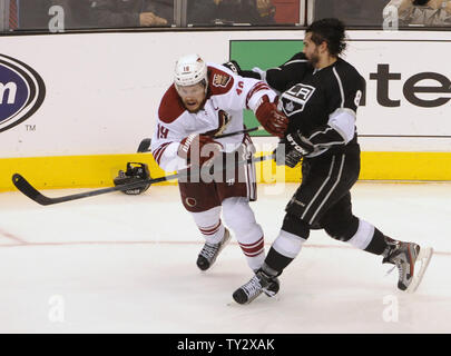 Kings de Los Angeles Doughty Drew (8) se bat avec les Coyotes de Phoenix Shane Doan (19) au cours de la troisième période de trois jeux de la Conférence de l'Ouest finale de la LNH séries éliminatoires de la Coupe Stanley au Staples Center de Los Angeles le 17 mai 2012. Battre les rois les Coyotes 2-1 pour mener la série 3-0. UPI Photo/ Phil McCarten Banque D'Images