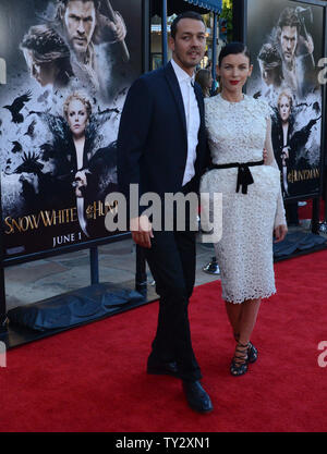 Réalisateur Rupert Sanders assiste à une projection de son nouveau film fantasy 'Snow White et le Chasseur', avec sa femme Liberty Ross, qui représente la mère de Blanche Neige dans le film, au niveau du village dans la section Théâtre Westwood de Los Angeles le 29 mai 2012. UPI/Jim Ruymen Banque D'Images