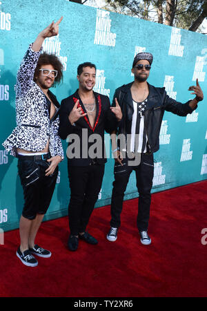 (L-R) Red Foo, musiciens Sky Blu et Goonrock de LMFAO arrivent à la MTV Movie Awards au Gibson Amphitheatre à Universal City, Californie, le 3 juin 2012. UPI/Jim Ruymen Banque D'Images