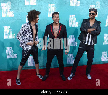 (L-R) Red Foo, musiciens Sky Blu et Goonrock de LMFAO arrivent à la MTV Movie Awards au Gibson Amphitheatre à Universal City, Californie, le 3 juin 2012. UPI/Jim Ruymen Banque D'Images