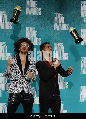 Red Foo et musiciens Sky Blu de LMFAO backstage apparaissent avec le meilleur Music awards ils ont gagné pour Party Rock 'Album', au cours de la 2012 MTV Movie Awards à la Gibson Amphitheatre à Universal City, Californie, le 3 juin 2012. UPI/Jim Ruymen Banque D'Images