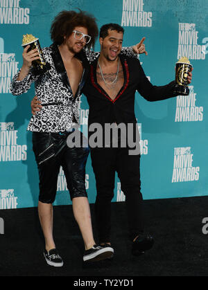 Red Foo et musiciens Sky Blu de LMFAO backstage apparaissent avec le meilleur Music awards ils ont gagné pour Party Rock 'Album', au cours de la 2012 MTV Movie Awards à la Gibson Amphitheatre à Universal City, Californie, le 3 juin 2012. UPI/Jim Ruymen Banque D'Images