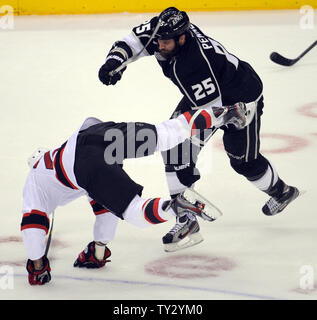 Kings de Los Angeles, aile gauche Dustin Penner (25) chèques Devils du New Jersey aile droite David Clarkson (23) dans la première période de jeu 4 de la finale de la Coupe Stanley de la LNH au Staples Center de Los Angeles, Californie le 6 juin 2012. UPI/Lori Shepler. Banque D'Images