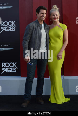 Acteur Tom Cruise qui dépeint Stacee Jaxx dans le film comédie romantique "Rock of Ages", acteur Julianne Hough et assister à la première du film au Grauman's Chinese Theatre dans la section Hollywood de Los Angeles le 8 juin 2012. UPI/Jim Ruymen Banque D'Images